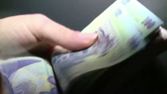 Femeie de 77 de ani din Cluj Napoca, pacalita prin "metoda accidentul". Cat a platit victima pentru a isi ajuta ginerele