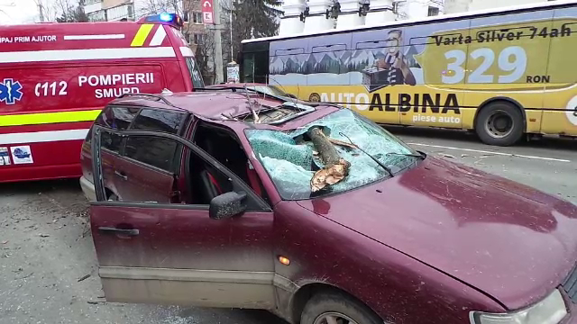 Doi oameni au ajuns la spital, dupa ce un copac a cazut peste masina lor. Incidentul a avut loc in centrul orasului