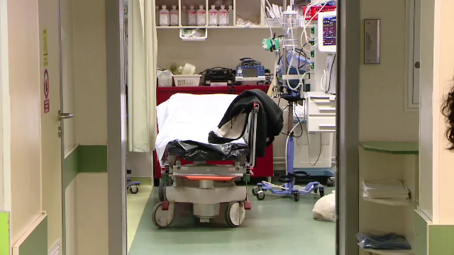 Ancheta la Iasi, dupa moartea unui bebelus de trei luni. Mama l-a luat acasa din spital, desi copilul era grav bolnav