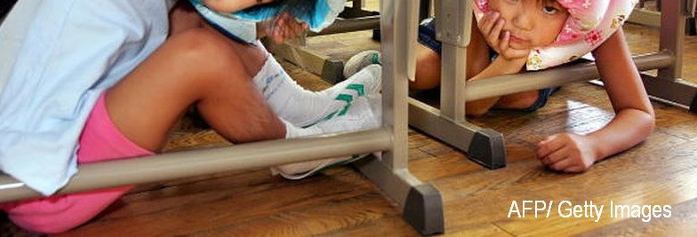 Doua fetite de 5 ani au fost legate la maini, iar pe gura li s-a pus banda scotch. Explicatia profesorilor lor este uluitoare