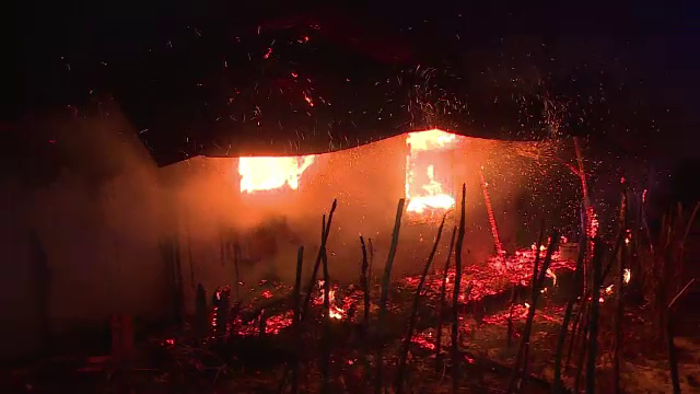 O batrana de 80 de ani a murit in urma unui incendiu provocat de o soba. "Era flacara imensa, nu te puteai apropia"
