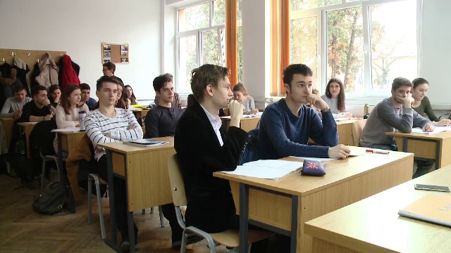 Elevii romani opteaza pentru universitati straine din cauza lipsei cursurilor practice din tara. "Nu exista Creative Writing"