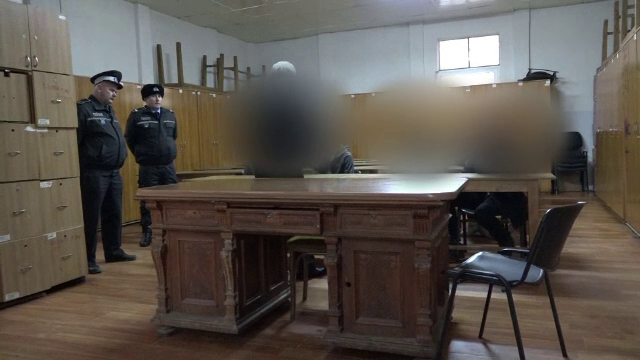 Sase elevi minori din Botosani, prinsi de politisti cand consumau alcool si fumau intr-o casa parasita, in timpul orelor