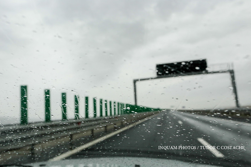 Infotrafic: Pe autostrada A2 Bucureşti-Constanţa plouă torenţial, vizibilitatea este scăzută şi există risc de acvaplanare
