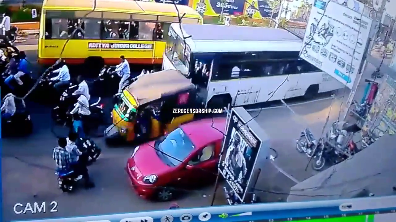Accident socant in India. Un sofer a intrat cu un autobuz intr-un grup de motociclisti. VIDEO