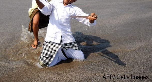 Barbat de 30 de ani, arestat preventiv pentru tentativa de omor, dupa ce si-a injunghiat mama. Victima a sunat la 112