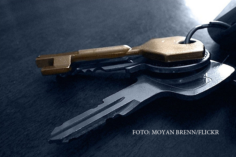 Un tanar din Bacau a intrat intr-un apartament nelocuit, folosind chei speciale. Suma uriasa pe care a gasit-o acolo