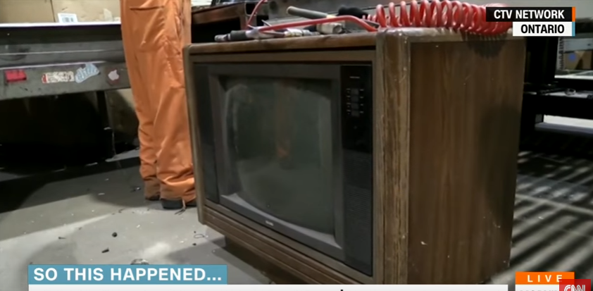 Comoara din televizor. Ce a gasit un barbat intr-un TV vechi de 30 de ani