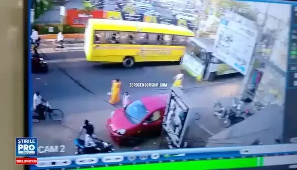 Accident socant in India. Un sofer a intrat cu un autobuz intr-un grup de motociclisti. VIDEO
