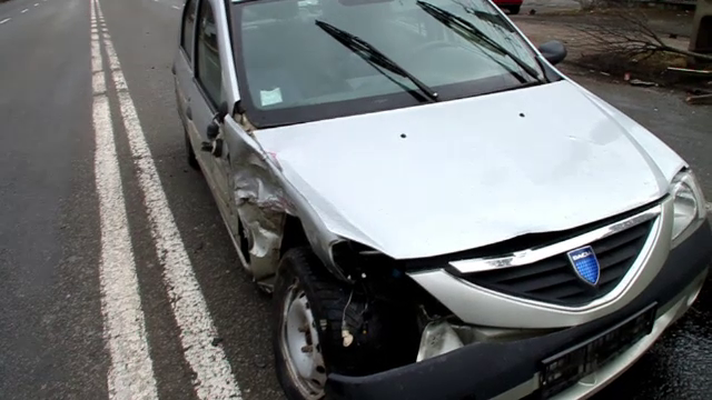 Accident spectaculos, surprins de camerele de supraveghere in Bistrita. Doua masini s-au ciocnit pe linia dubla continua