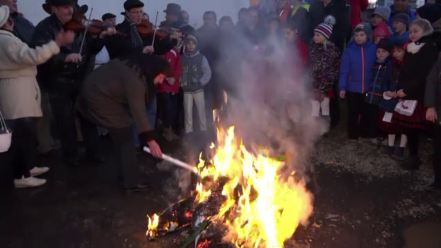 Intr-un sat din Mures, localnicii sarbatoresc venirea primaverii arzand o papusa din paie. "Am venit de departe, din Mexic"