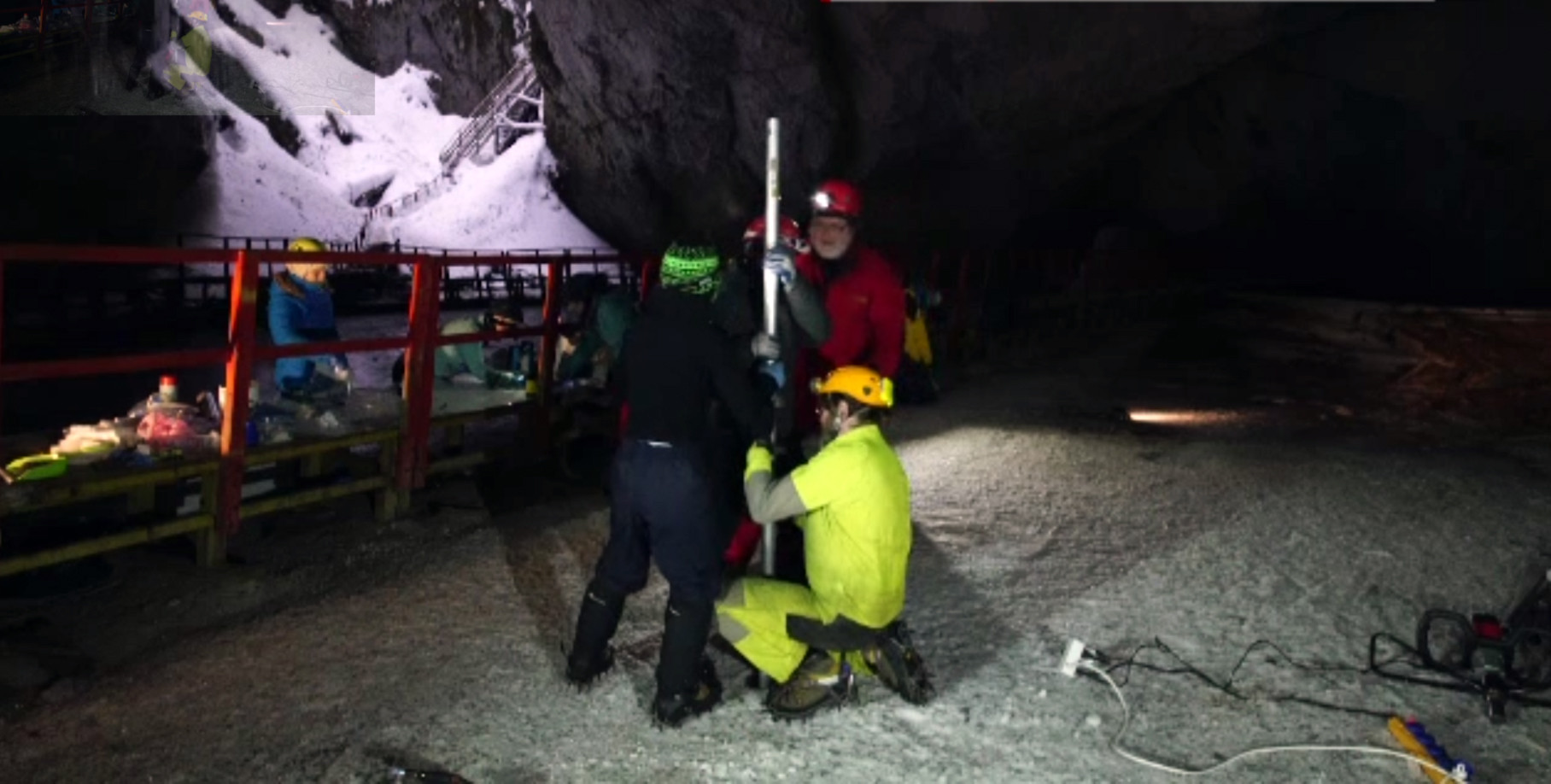 Ghetarul Scarisoara, studiat de o echipa internationala. Ce vor sa descopere despre viata de acum mii de ani