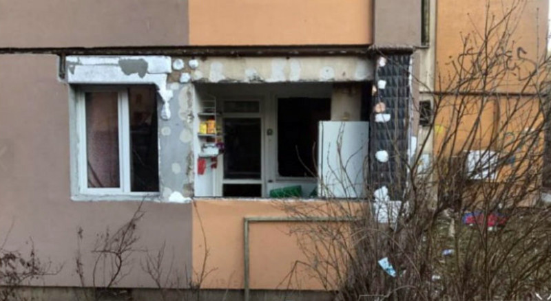 Explozie intr-un bloc de garsoniere din Brasov. O batrana a fost luata cu ambulanta
