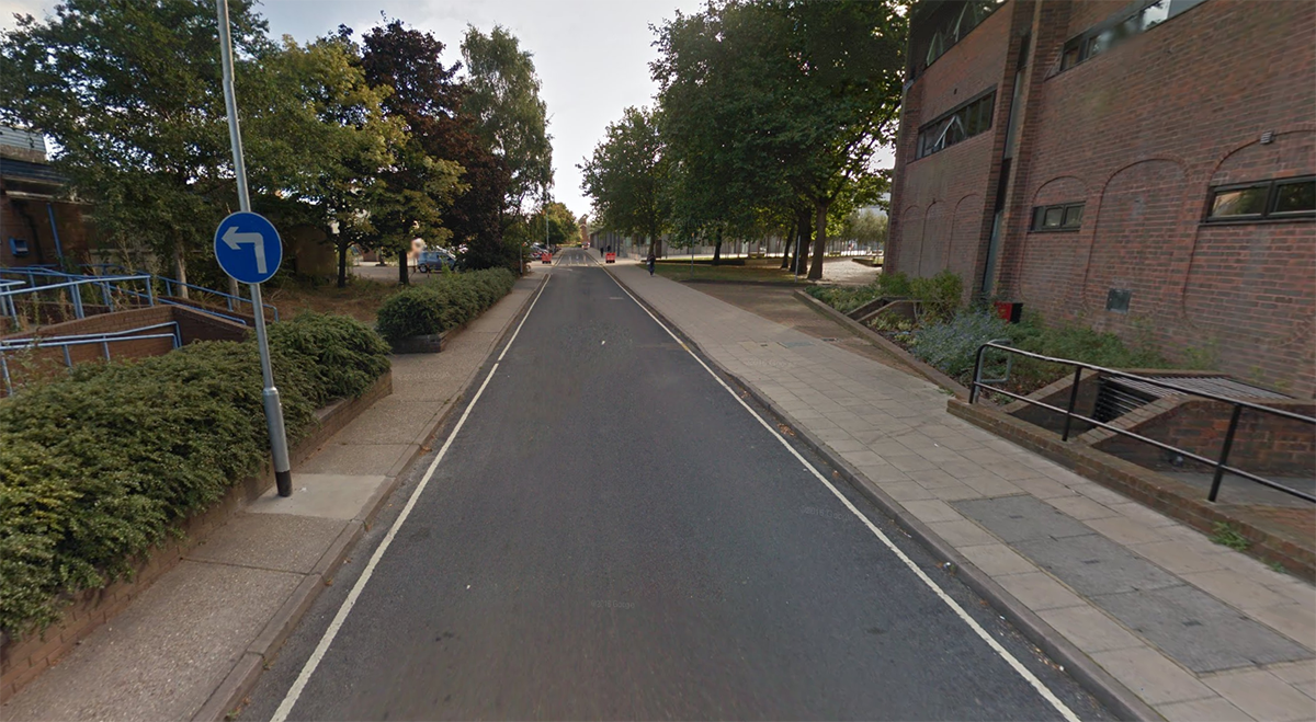 Tanara din Anglia, lasata inconstienta dupa ce a fost violata intr-o masina de doi barbati. Politia nu are niciun suspect