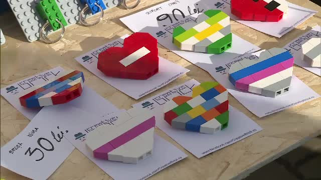 Martisoare inscriptionate cu proverbe romanesti sau mesajul "rezist". Coada uriasa la targul organizat in Capitala