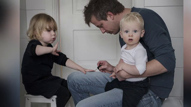 Tatii care si-au luat concediu paternal pentru a avea grija de copiii lor. "Sa vezi cum doarme, cum respira, este minunat"