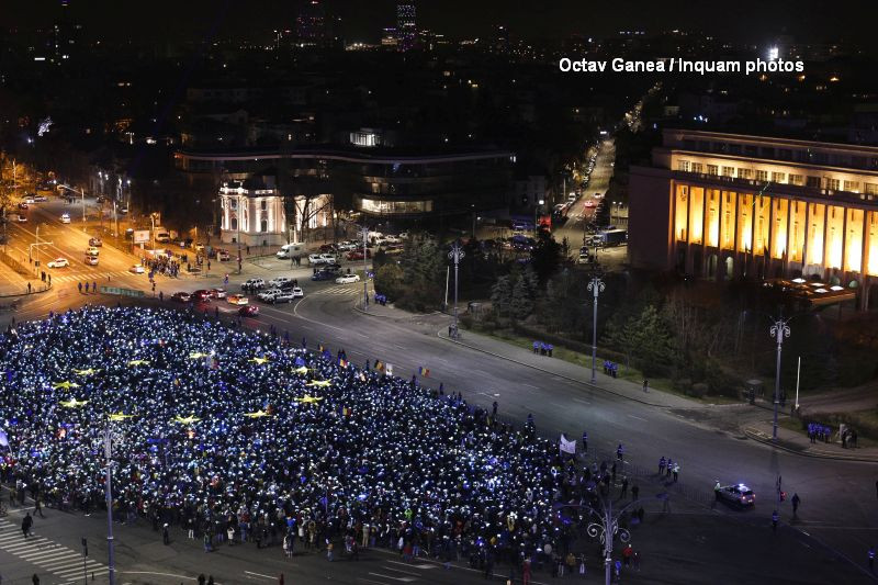 Proteste in Piata Victoriei, ziua 27. 4.000 de oameni au format steagul Uniunii Europene