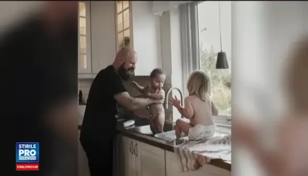 Tatii care si-au luat concediu paternal pentru a avea grija de copiii lor. Sa vezi cum doarme, cum respira, este minunat