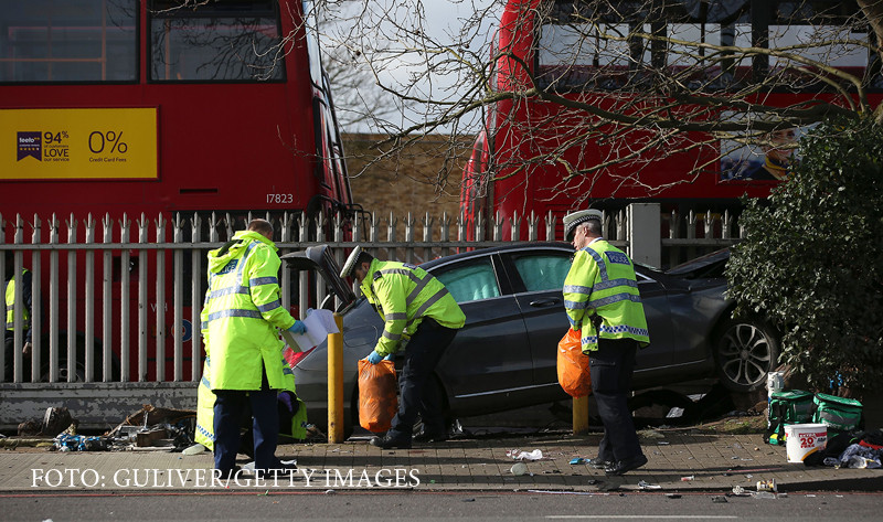 5 romani raniti, dintre care unul in stare grava, dupa ce o masina a intrat in multime la Londra. "Intentiona sa-i loveasca"