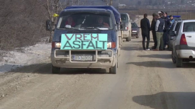 Drumul National "pavat" cu pamant i-a scos pe oameni la protest. Mecanic: "Nu este zi in care sa nu vina cate o masina"