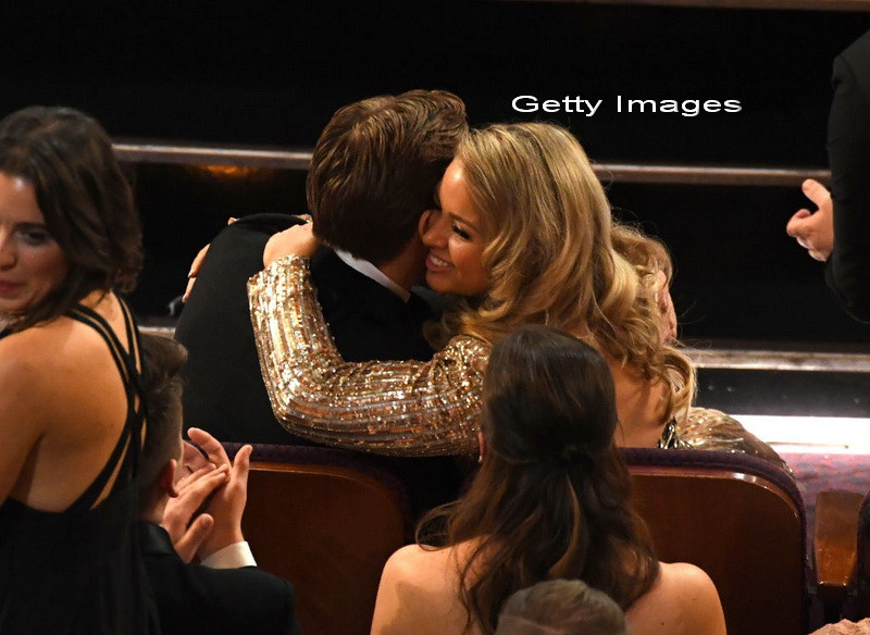 Ryan Gosling, eclipsat la Oscar 2017 de decolteul ametitor al partenerei sale. Cine e femeia care i-a stat la brat