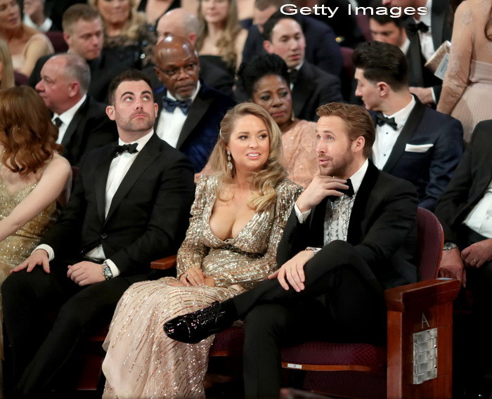 Ryan Gosling, eclipsat la Oscar 2017 de decolteul partenerei sale. Cine e femeia