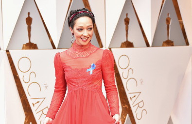 Oscar 2017. De ce au purtat vedetele panglici albastre. Momentul bizar provocat de mama lui Kim Kardashian