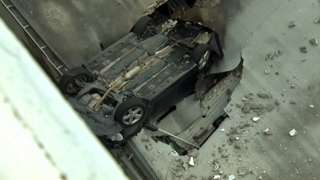 A incurcat frana cu acceleratia si a cazut de pe o parcare supraetajata pe acoperisul unui magazin. Soferul a supravietuit