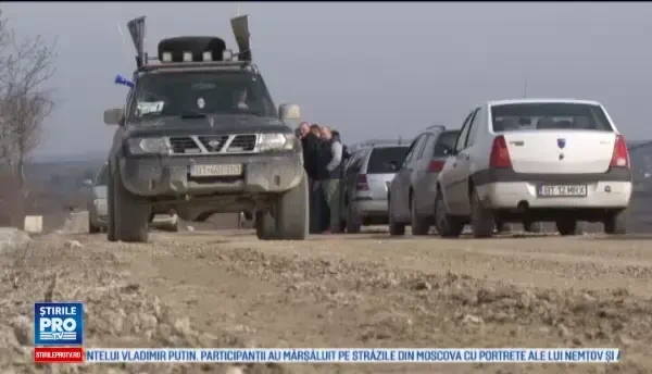 Drumul National pavat cu pamant i-a scos pe oameni la protest. Mecanic: Nu este zi in care sa nu vina cate o masina