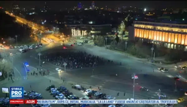 Proteste in Piata Victoriei, ziua 27. 4.000 de oameni au format steagul Uniunii Europene