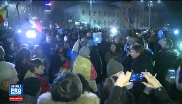 Noua coregrafie spectaculoasa la protestele din Piata Victoriei - steagul UE. Mesajele, preluate de presa straina