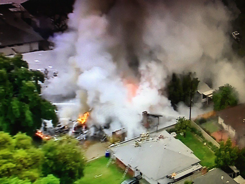Un avion de mici dimensiuni s-a prabusit peste doua case, in SUA. Patru persoane au murit, iar doua au fost ranite. VIDEO