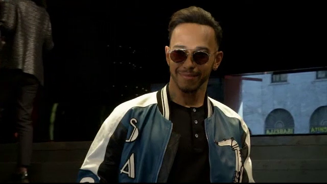 Ochelarii de soare sau de vedere au devenit un accesoriu la moda. Ce modele poarta Lewis Hamilton si Pamela Anderson