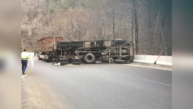 Trafic ingreunat pe Defileul Jiului, dupa ce un camion s-a rasturnat. Pe sosea s-a rasturnat fier vechi