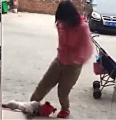 O femeie a fost filmata in timp ce isi lovea bebelusul cu piciorul in stomac. Care a fost motivul pentru care a facut asta