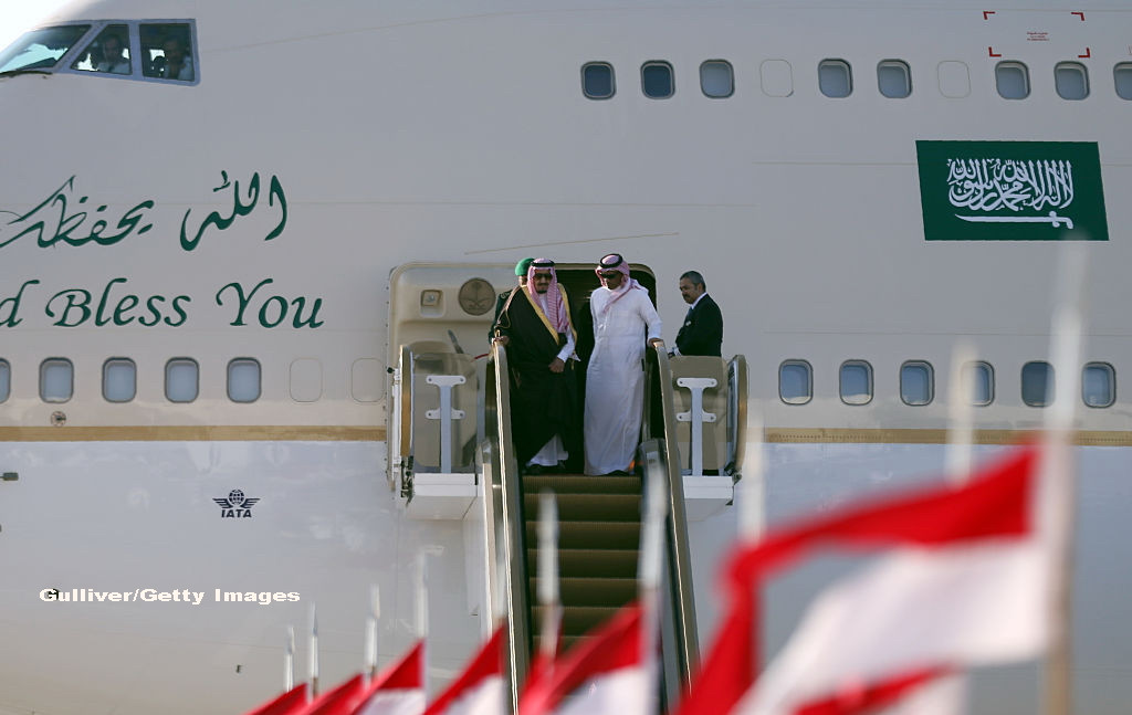 Regele Arabiei Saudite a plecat intr-o calatorie in Asia cu 400 de metri de bagaje, 2 limuzine Mercedes si 2 lifturi