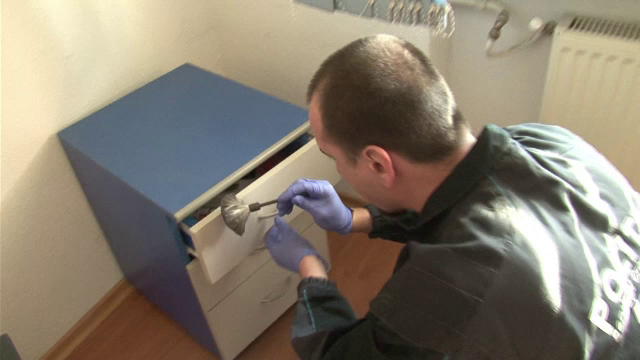 A furat 100.000 de euro din casa matusii plecata la munca in Italia. Tanarul voia sa investeasca banii intr-un videochat