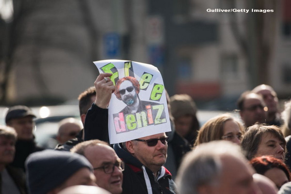 Jurnalistul Die Welt, arestat preventiv in Turcia, ramane dupa gratii. Angela Merkel: "Aceasta masura este excesiv de dura"