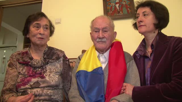 Clipe de bucurie in casa unui batran din Bacau care tocmai a implinit 100 de ani. Surpriza pregatita de ziua lui