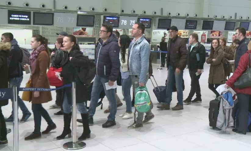 Aeroportul Otopeni le cere pasagerilor sa ajunga cu TREI ore inainte de decolare. Care este explicatia