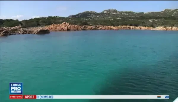 Italianul dus cu pluta care traieste de 3 decenii singur pe insula. Are insa curent electric, televizor si tableta