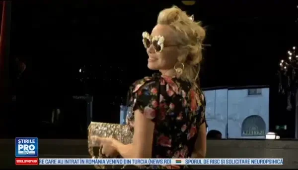 Ochelarii de soare sau de vedere au devenit un accesoriu la moda. Ce modele poarta Lewis Hamilton si Pamela Anderson