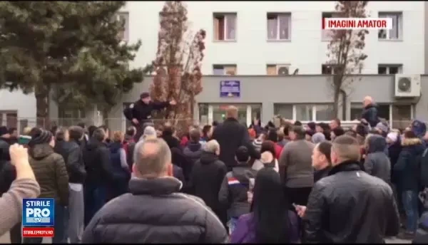 Cozi imense la Inmatriculari, in Cluj, dupa eliminarea taxei de mediu. Oamenii vin si de la 3 dimineata