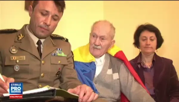 Clipe de bucurie in casa unui batran din Bacau care tocmai a implinit 100 de ani. Surpriza pregatita de ziua lui