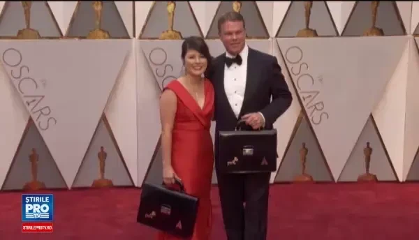 S-a gasit vinovatul pentru gafa uriasa de la Oscaruri. Ce facea in timp ce inmana plicurile vedetelor pe scena