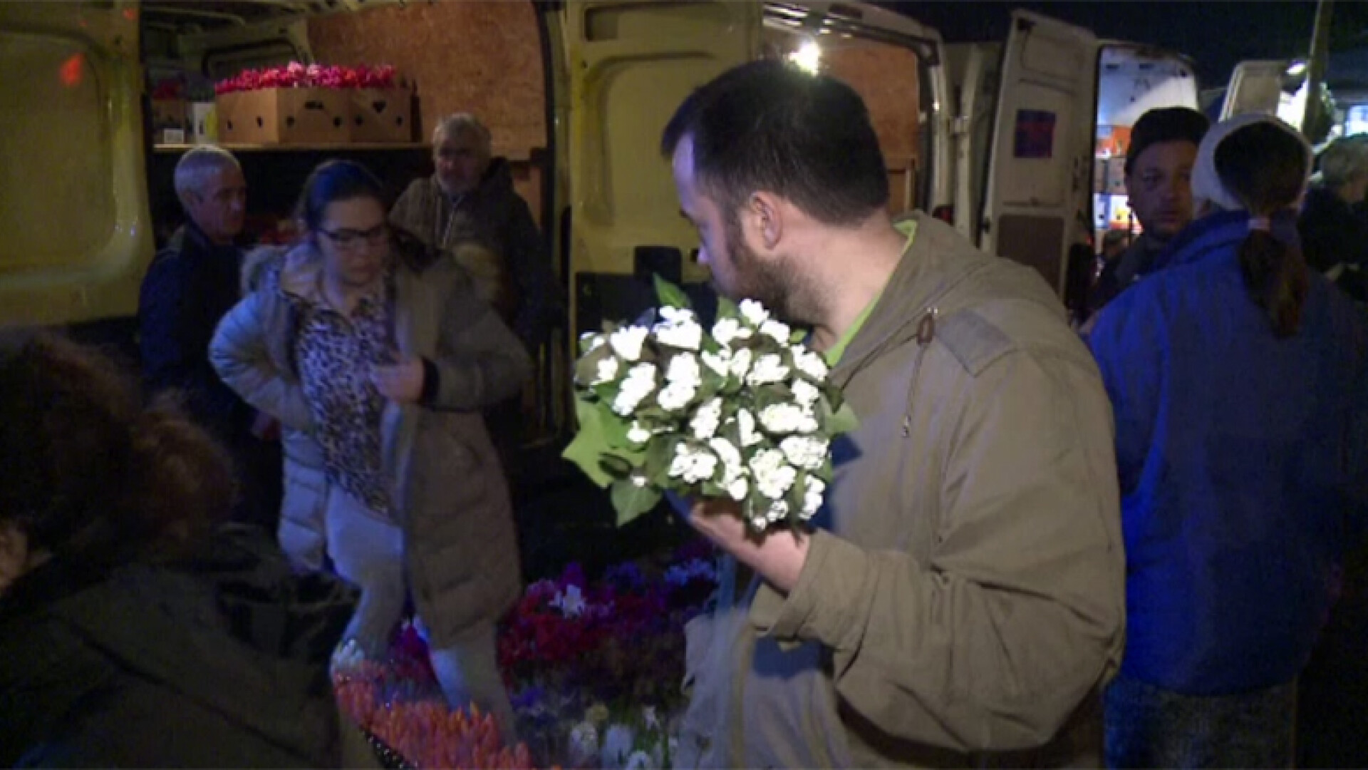 Cozi la flori si martisoare de 1 Martie, pe ultima suta de metri. "Baietelul meu e mic, dar are foarte multe iubite"