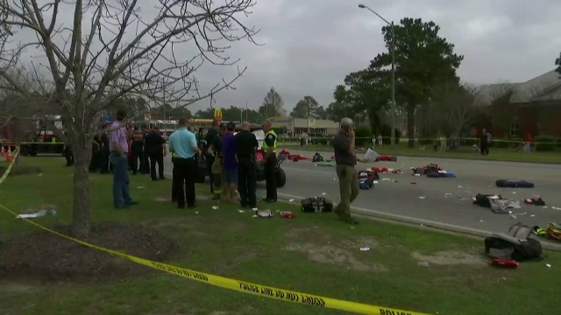 Cel putin 12 elevi au fost raniti la o parada din SUA, dupa ce o masina a intrat in ei. Soferul este un barbat de 73 de ani