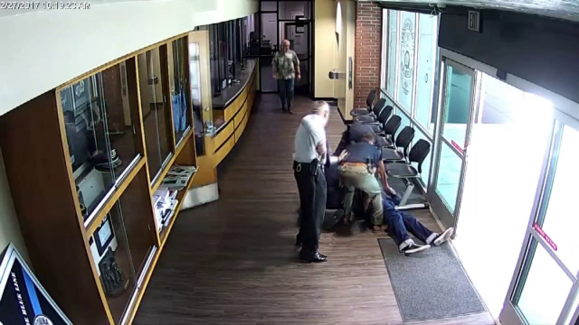 Un american a vrut sa sparga cu o bata de baseball geamul unei sectii de politie. Cum a salvat situatia un agent