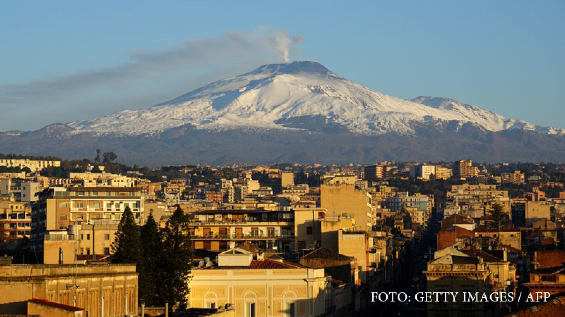 Etna, cel mai mare vulcan activ din Europa, a inceput sa erupa. Autoritatile italiene monitorizeaza permanent situatia