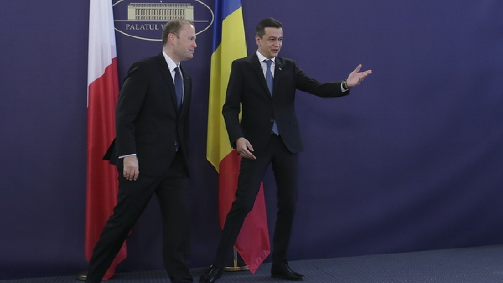 Premierul Sorin Grindeanu l-a primit pe omologul maltez in huiduielile protestatarilor din Piata Victoriei. VIDEO
